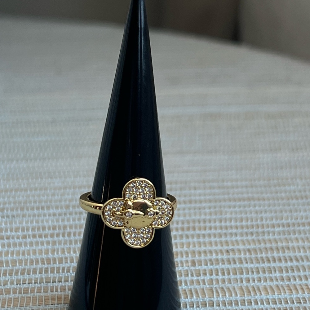 Pavé floral gold ring with plain face accent
